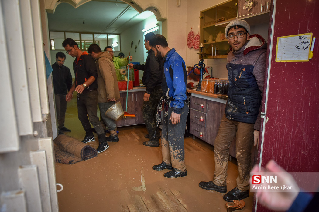 فعالیت‌های جهادی دانشجویان در محله سیل‌زده